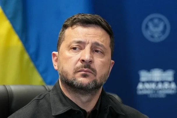 Удар по цивільних об’єктах: є загиблі, Київ гасить пожежу