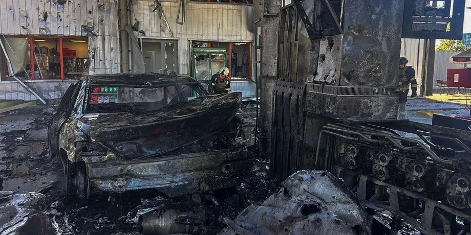 Удар БпЛА по АЗС біля ТРЦ у Києві: четверо постраждалих