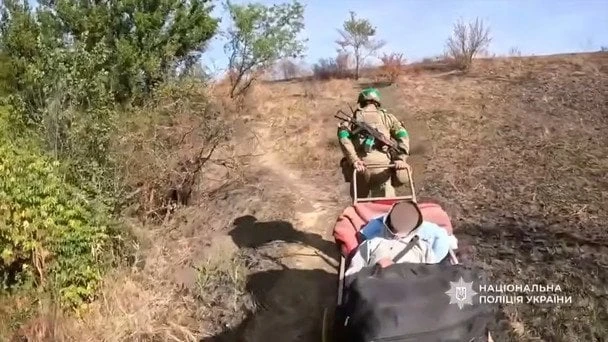 Поліцейські вивозять останню мешканку Богодарівки